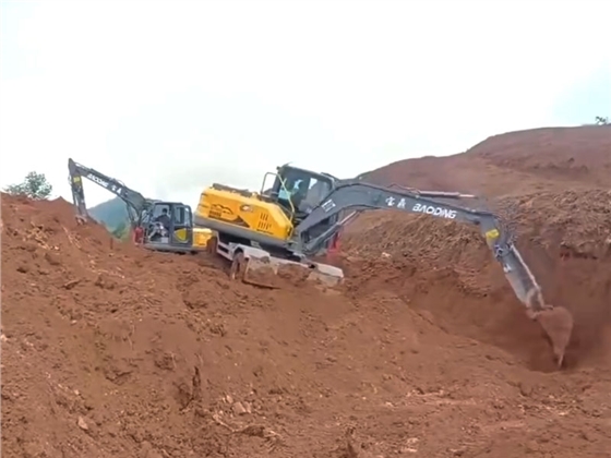 寶鼎挖掘機(jī).jpg 寶鼎挖掘機(jī).jpg