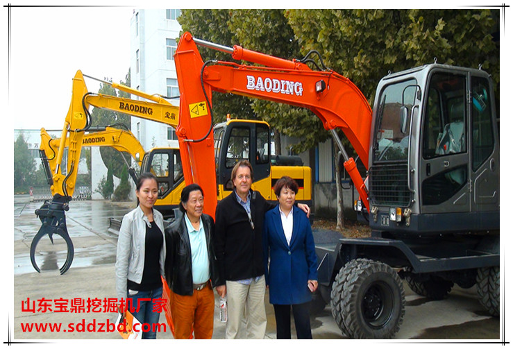 巴西客商考察合作寶鼎小型挖掘機廠家