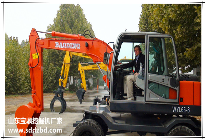 巴西客商考察寶鼎輪式挖掘機產品