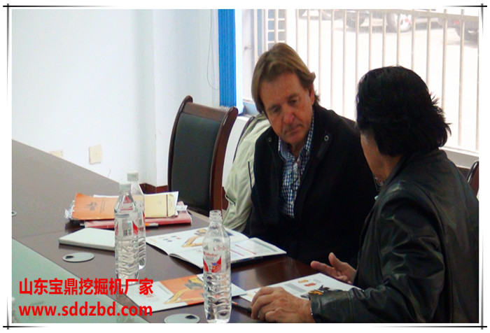 巴西客商詳細了解寶鼎挖掘機系列產品