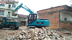 寶鼎95型號機械行走輪式挖掘機工作場景