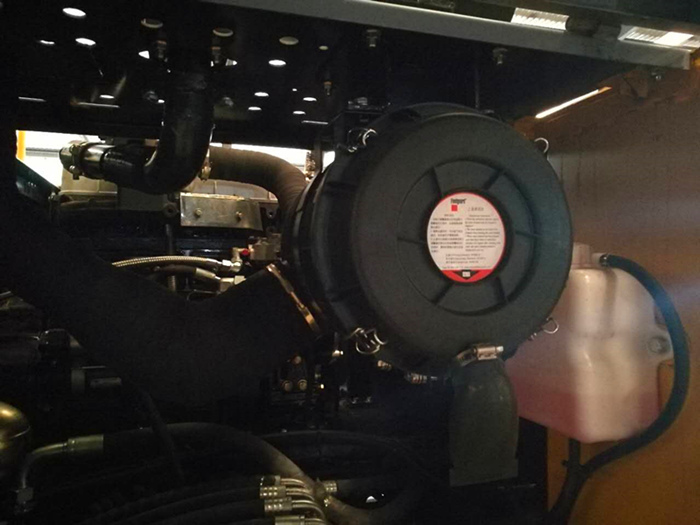 新款抓木機采用入弗列加進口空濾系統 新款抓木機采用入弗列加進口空濾系統