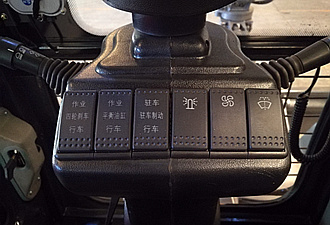 輪式挖掘機(jī)操作系統(tǒng)