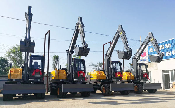 寶鼎輪式挖掘機95車型交付現(xiàn)場.jpg 寶鼎輪式挖掘機95車型交付現(xiàn)場.jpg