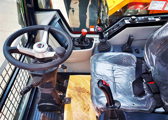 95抓木機駕駛空間 95抓木機駕駛空間