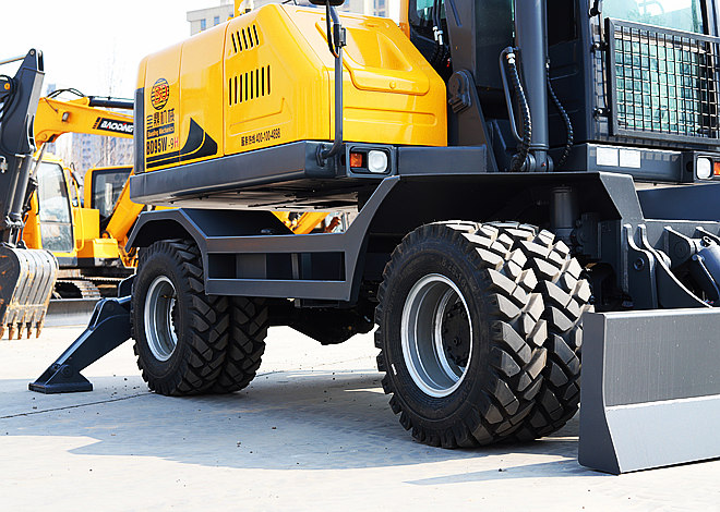 抓木機前鏟后支腿設計 抓木機前鏟后支腿設計