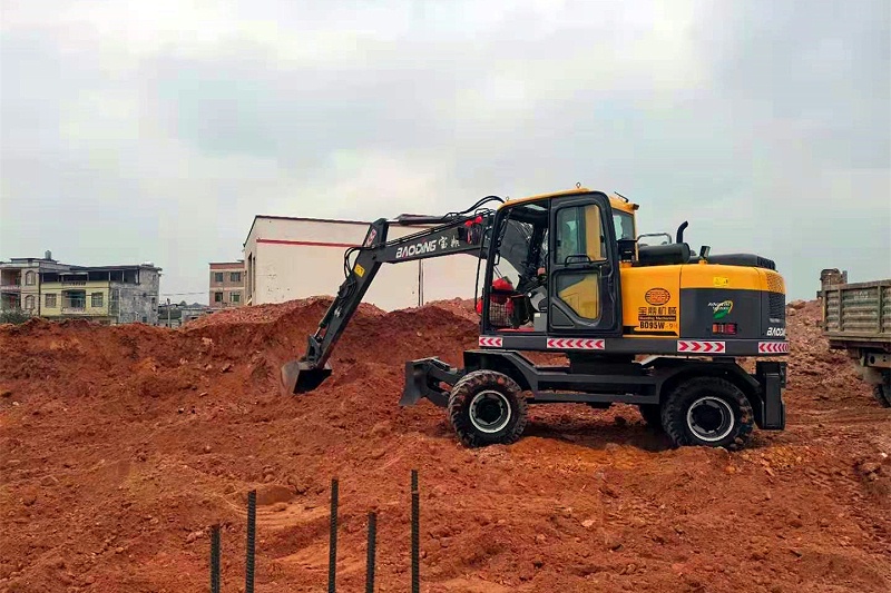 寶鼎多功能輪式挖掘機 寶鼎多功能輪式挖掘機