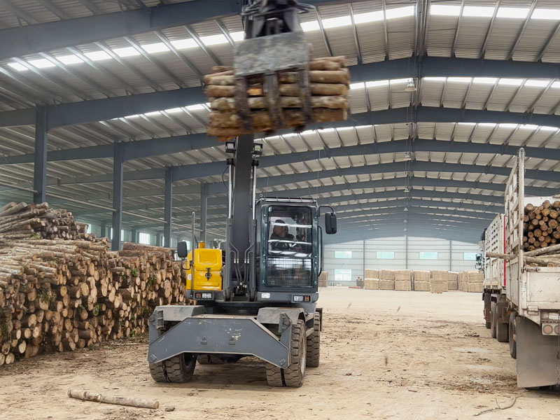 臺(tái)風(fēng)暴雨天,寶鼎輪挖抱夾鋸搶險(xiǎn)救援清障