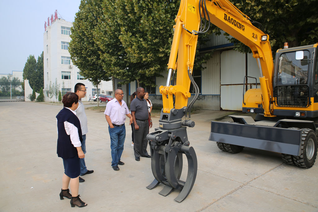 埃塞爾比亞客戶參觀寶鼎輪式抓木機