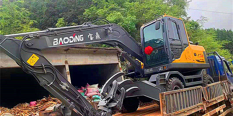 廣西百色寶鼎100輪式抓木機交車